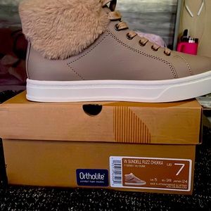 W Sundrell Fuzz Chukka Koolaburra by UGH